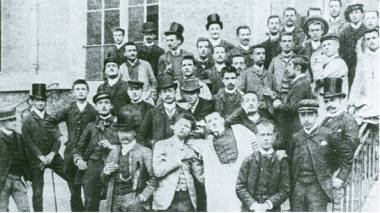  1881年 巴黎HEC商学院第一期班级正式开课 – 头戴礼帽的师生们参加开学典礼