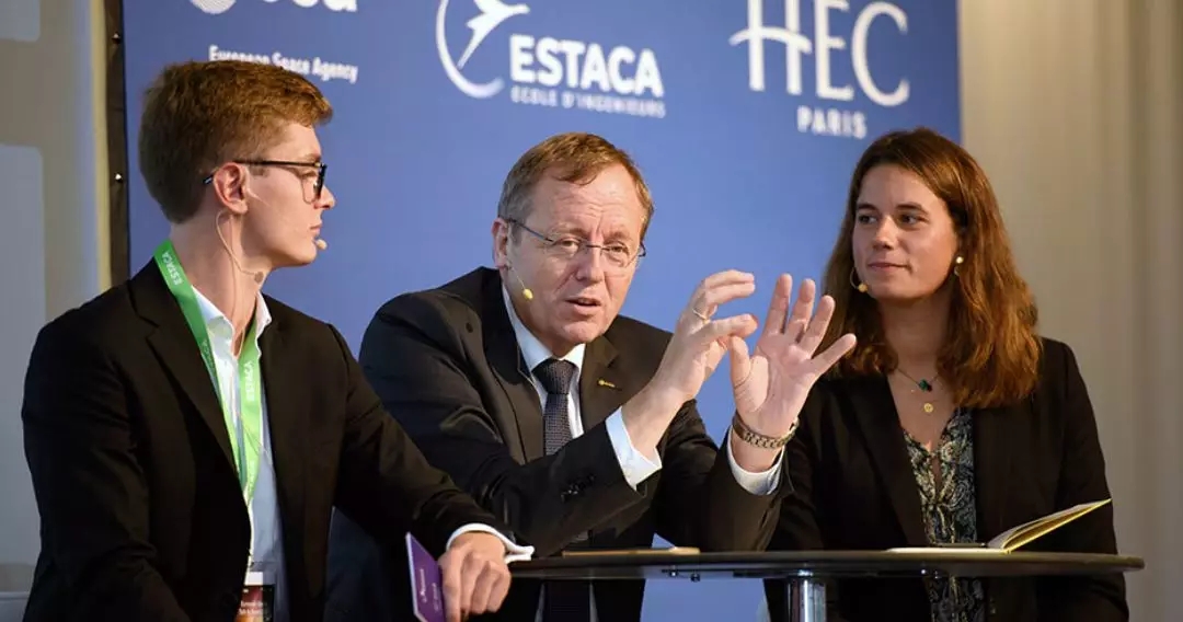 ESA Director General Jan Wörner with students Anaïs Rostand (HEC Paris) and Lucas Gigot (ESTACA)