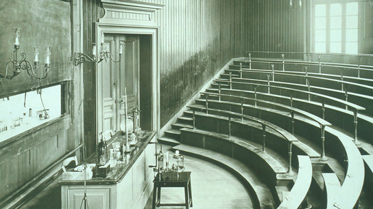 HEC Paris history: Chemical studies in the large lecture theatre on Boulevard Malesherbes
